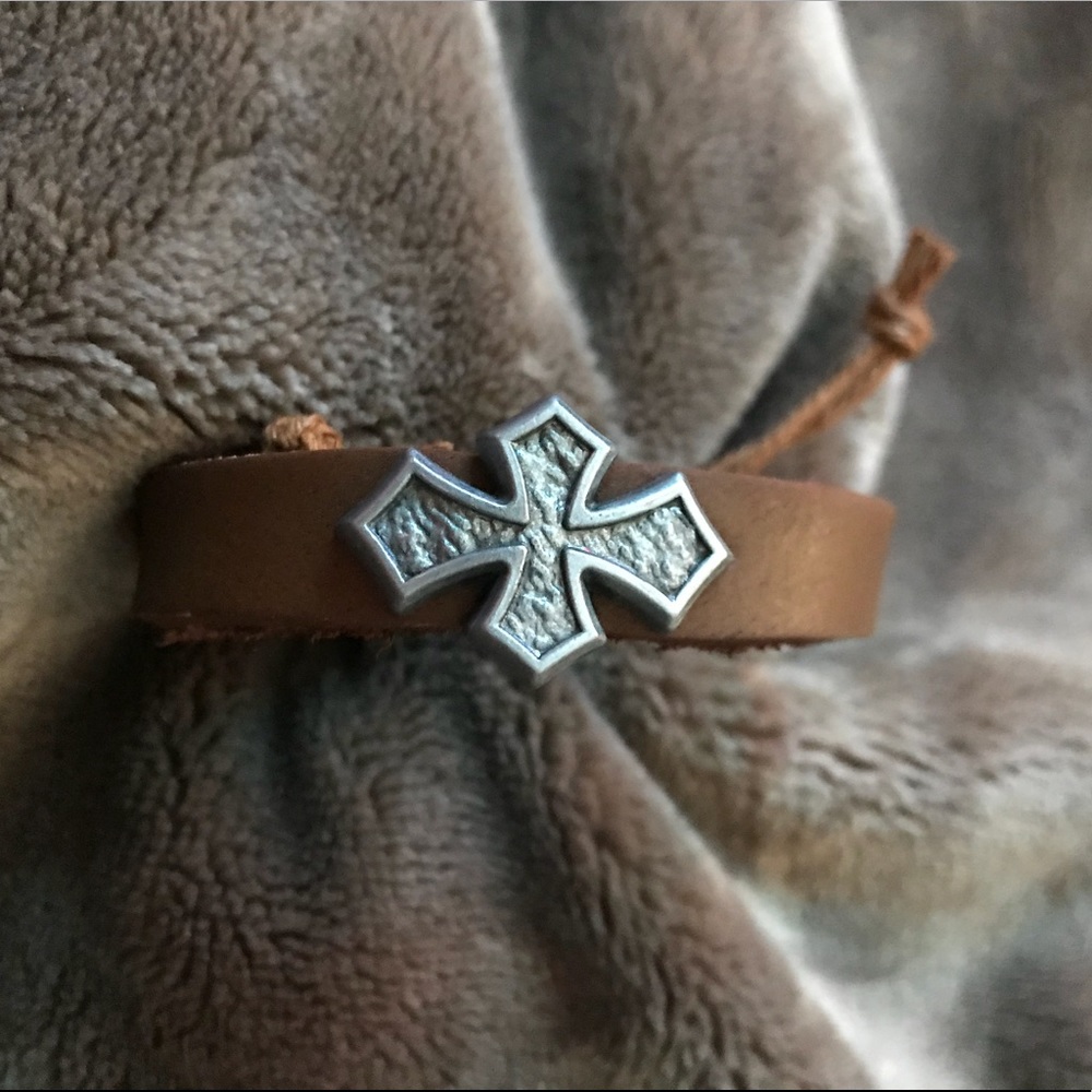 Rugged leather bracelet with cross - Picture 1 of 3